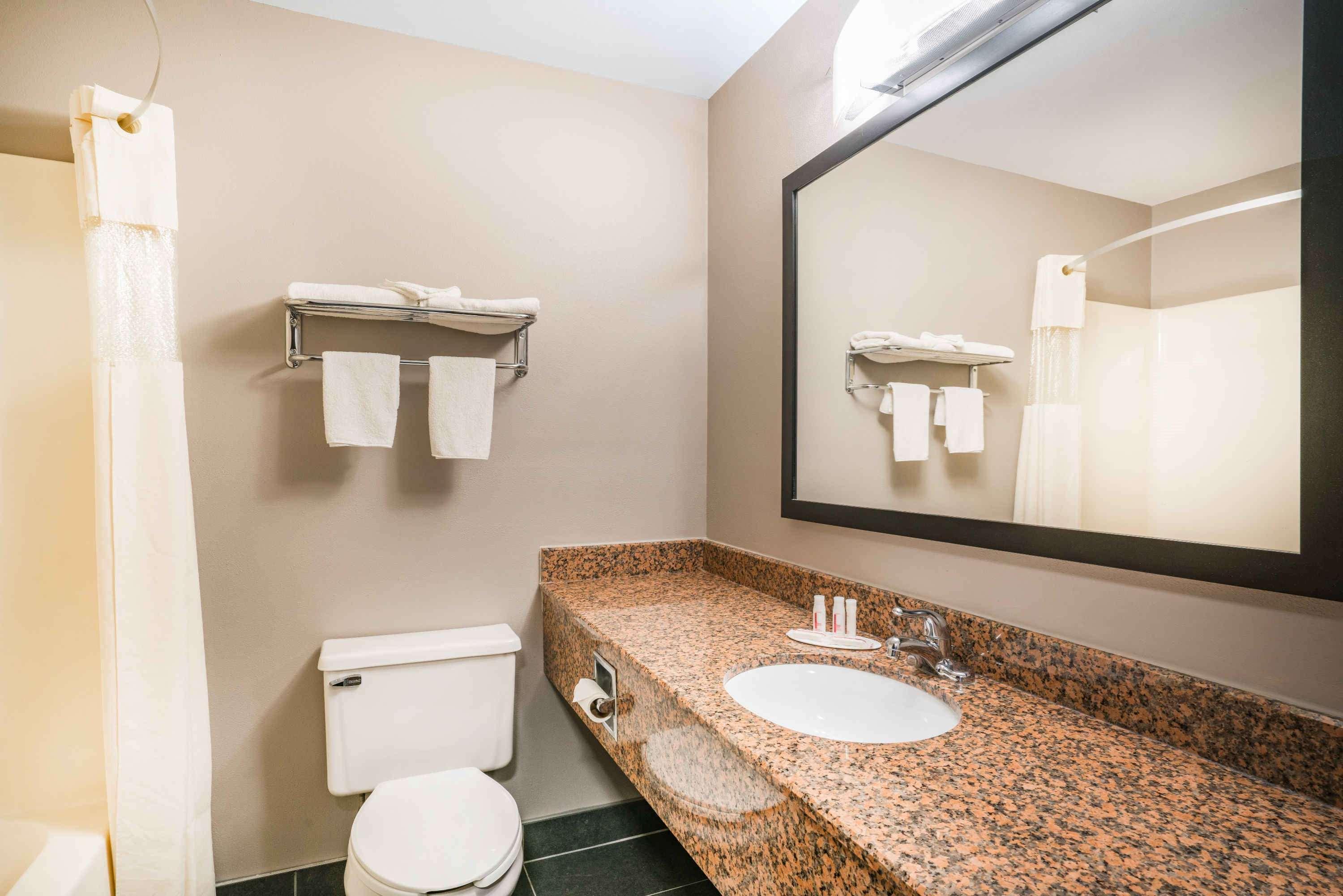 Days Inn & Suites By Wyndham Уосо Экстерьер фото