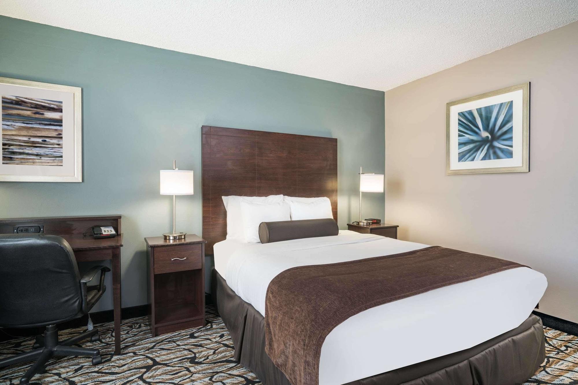 Days Inn & Suites By Wyndham Уосо Экстерьер фото